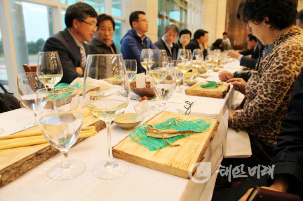 태안군에 위치한 천리포수목원과 안면도문화학교가 지난 22일 태안출신의 유명 쉐프를 초청해 태안서 생산된 재료로 명품요리를 선보이는 시식회를 개최했다.