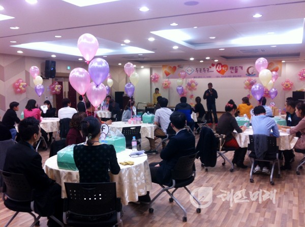 지난 10일 천리포수목원에서 열린 미혼남녀 사랑만들기 프로그램이 참여자들의 뜨거운 호응속에 개최됐다.