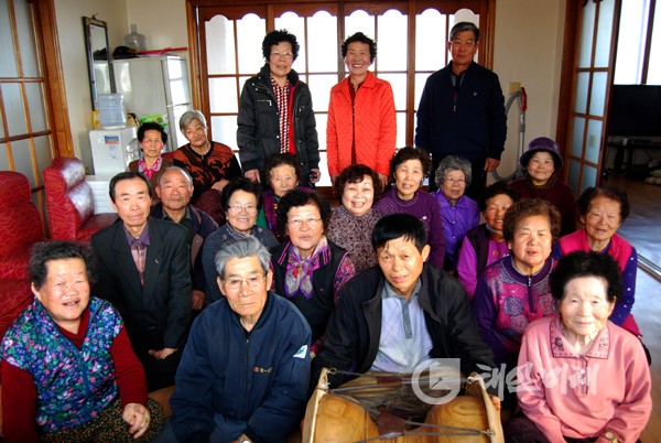 남면 몽산1리 동산경로당 회원들이 환하게 웃고 있다.