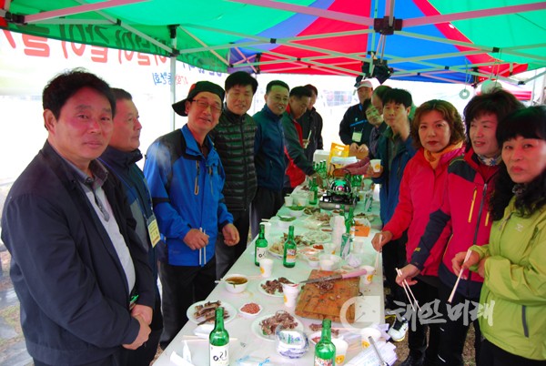 지난 20일 제6회 근흥초등학교 총동문 화합 기별체육대회가 모교에서 열린 가운데 비가 오는 날씨 속에서도 환한 얼굴로 점심식사를 하고 있는 동문회원들.