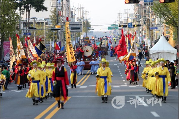 제52회 아산성웅이순신축제 기간 중 펼쳐진 시가지 퍼레이드.
