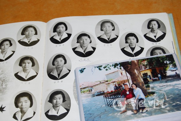 동생 영구씨의 사진이 있는 공주간호고등학교 졸업앨범과 중년의 영구씨 부부 사진.