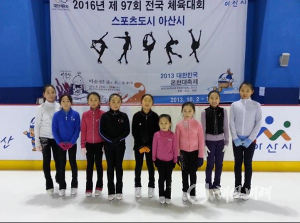 아산시 꿈나무 피겨스케이트 선수들이 제2의 김연아를 꿈꾸며 맹연습 중이다.