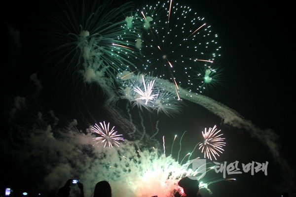 2013 제3회 서해안 연포해수욕장 해변축제 기간중 화려한 불꽃놀이로 밤하늘을 수놓을 예정이다.