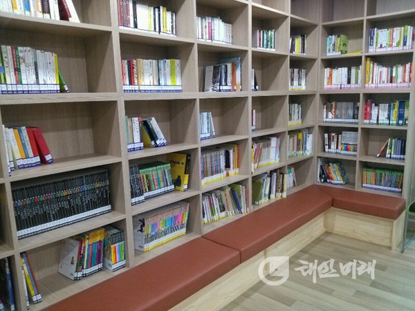 태안읍 삭선6리(이장 박응철) 마을회관 2층에 자리한 온누리 작은도서관 내부.