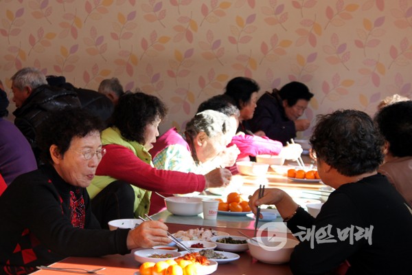 지난 10일 산돌교회(태안읍 백교길 49 삼호아파트 앞)에 모여 점심식사를 하고 있는 태안읍 삭선5리 해송마을 어르신들.