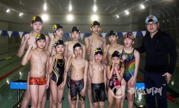 새벽 6시 태안군 초ㆍ중등수영선수단 11명의 학생들이 지난달 28일 겨울방학 동계훈련에 한창이다. 사진 오른쪽이 전민수(32) 코치.