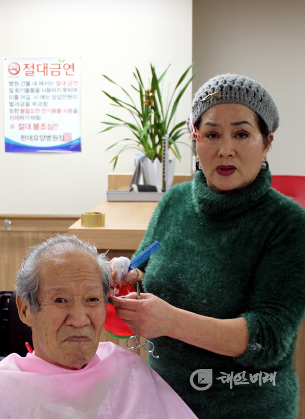 지난 7일 태안현대요양병원 5층에서 남성 어르신들의 머리카락을 손질하고 있는 이정주(66ㆍ태안읍 동문리)씨