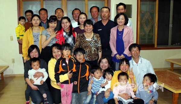 지난달 24일 매달 모이는 다문화가정 자조모임이 이원면 소재의 한 식당에서 열렸다. 생김새와 언어가 달라도 이들은 오늘 가족이라는 이름으로 함께 사진을 찍었다.