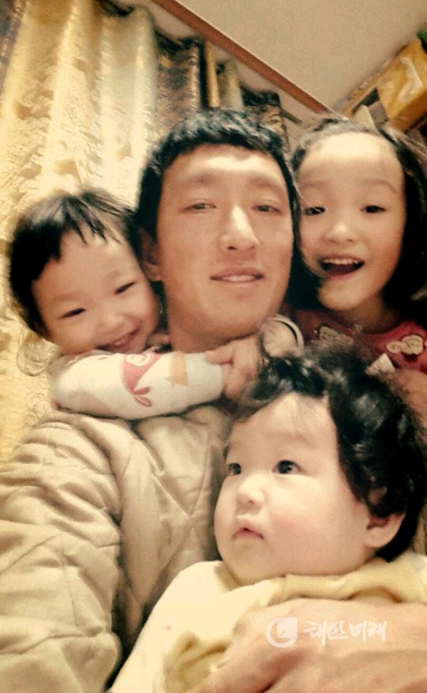 6살, 4살, 1살 세딸들과 행복한 한때를 보내고 있는 아빠 박세진(31ㆍ태안읍 원이로ㆍ사진)씨.