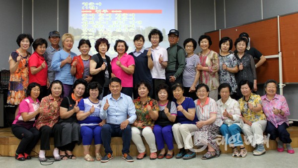 지난 10일 원북면주민자치센터 노래교실에 주민 30여명이 참석해 노래를 불렀다.