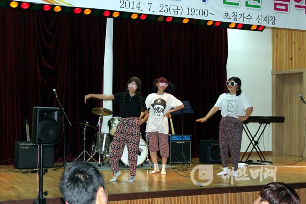 근흥중학교(교장 최기학)가 한 여름밤의 전원음악회를 주제로 학교 강당에서 작은 음악회를 열었다.