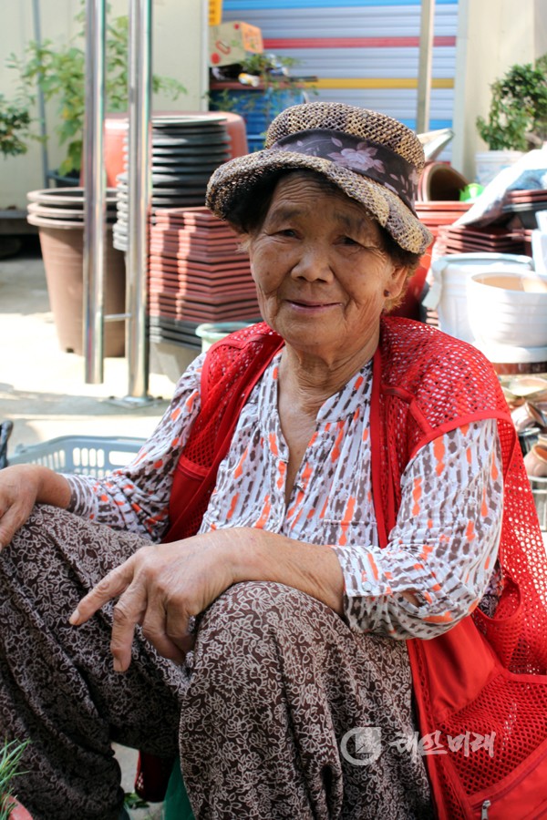 지순월(78) 할머니가 태안서부시장 노점에 앉아 손님을 기다리고 있다.