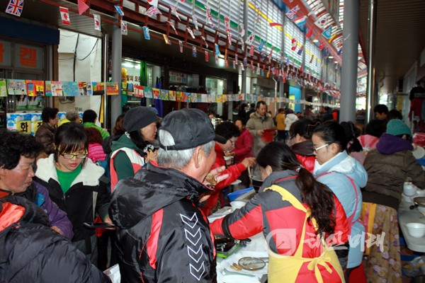 다문화 음식문화체험 부스 앞에 모인 주민들이 베트남, 일본, 중국 등의 전통음식을 맛보며 사진을 찍고 있다.