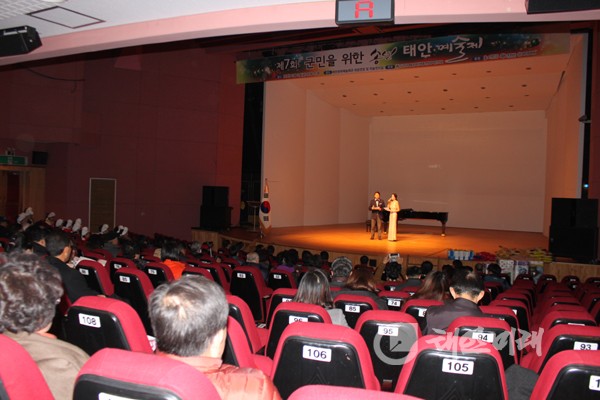 제7회 ‘군민을 위한 송년 태안예술제’가 지난 12일 태안문화예술회관 대공연장 및 미술전시실에서 군내 예술인들이 한자리에 모인 가운데 개최됐다.