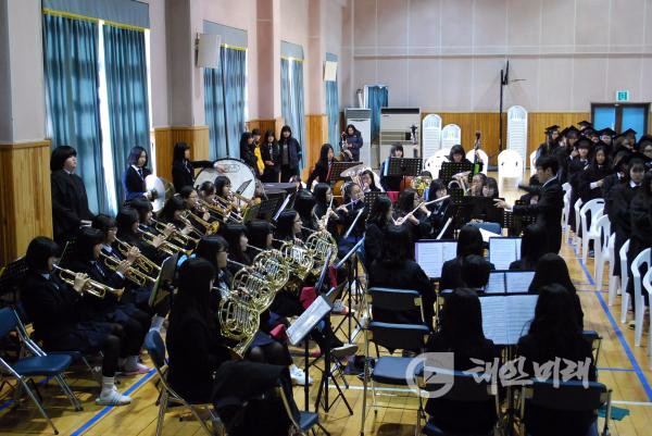 태안여자중학교(교장 정용주)는 지난 12일 제45회 졸업행사를 치르며 ‘목련소리 윈드오케스트라’ 창단연주회를 개최했다.