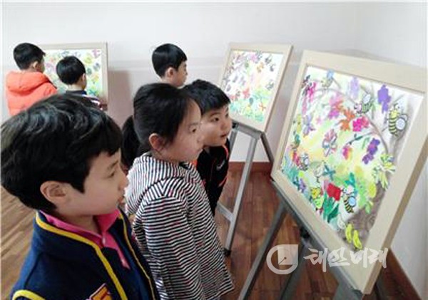 백화초등학교(교장 가종훈)에 학년별 특색을 담아 작품을 전시할 수 있는 예술 공간이 생겼다.