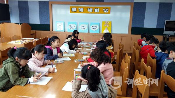 세계 책의 날을 맞아 백화초등학교(교장 가종훈) 도서관에서는 작은 기념행사가 열렸다.