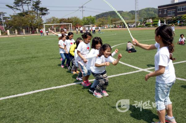 지난 1일 안면초등학교(교장 이은미)는 어린이날을 맞아 봄 체육대회를 열었다.