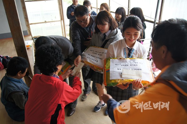 안면고등학교(교장 김형근)가 지난 9일 안면읍 대동리 지역 독거노인을 대상으로 사랑의 쌀 배달을 진행했다.