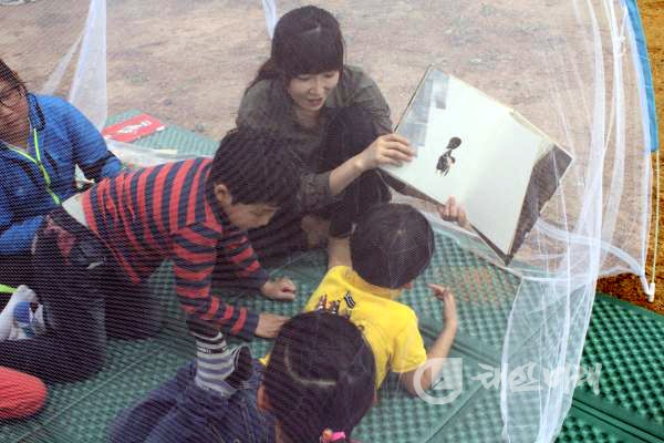 창기초등학교(교장 박정현)는 매주 수요일 점심시간에 본교 운동장 소나무 그늘아래에서 돗자리 도서관을 운영한다.