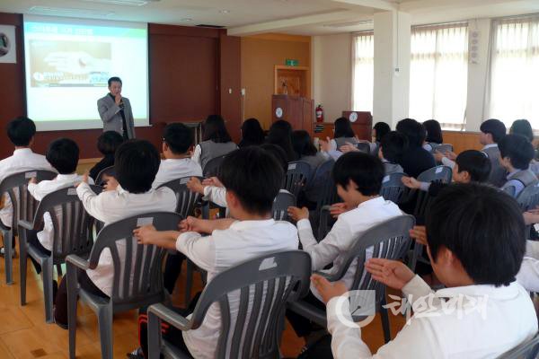 창기중학교(교장 송기무)는 1일(금) 1시 10분부터 전교생을 대상으로 한 ‘스마트 ICT 스쿨’ 교육을 실시했다.