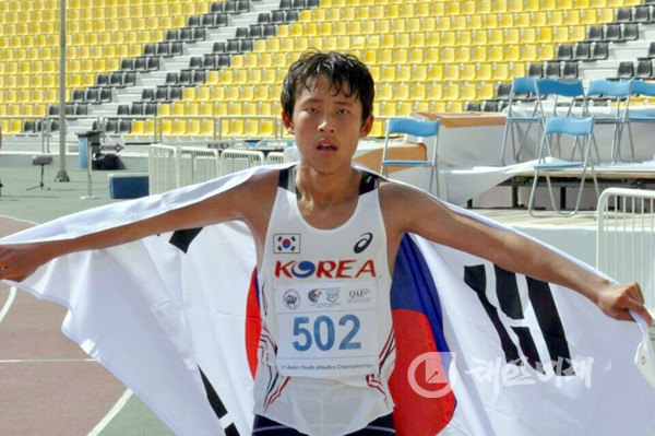 만리포고등학교(교장 여운용) 2학년 송윤화(사진) 선수가 카타르 도하에서 열린 제1회 아시아청소년선수권대회 남자 10000m 경보 종목에서 3위에 입상하는 쾌거를 거뒀다.
